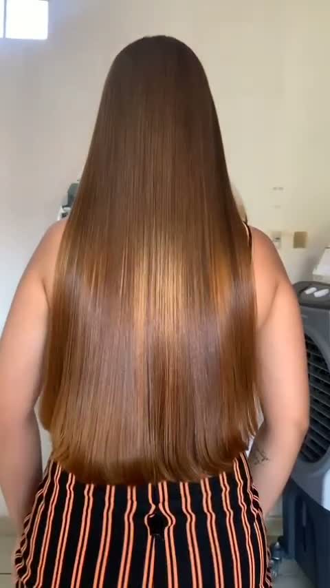Resultado final da Escova Fashion Gold em cabelo longo e alinhado, com brilho