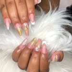 Unhas decoradas em rosa e dourado na capa do destaque de unhas do salão